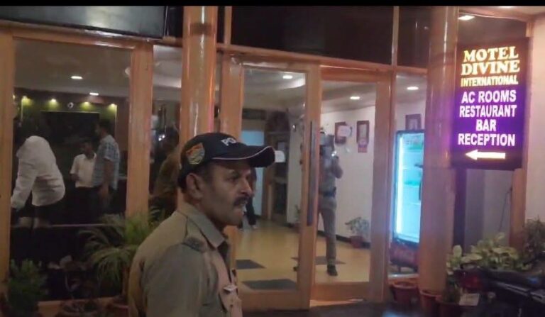 रुड़की: होटल में पुलिस की छापेमारी, नशे में पकड़े गए छात्र-छात्राएं, होटल सील की संस्तुति