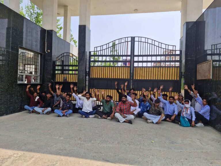 हरिद्वार विश्वविद्यालय में एबीवीपी का धरना, छात्रों पर दर्ज मुकदमों को वापस लेने की मांग