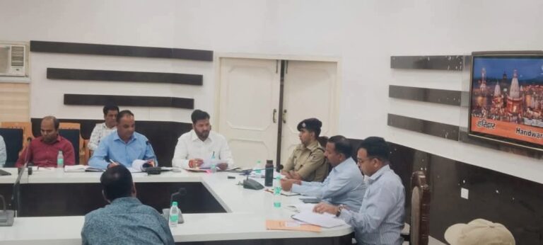 शिवालिक नगर की समस्याओं के समाधान को लेकर डीएम ने की अहम बैठक