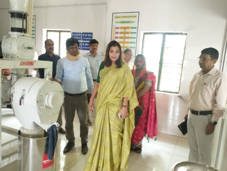 सिंघाड़ा प्रोसेसिंग यूनिट का अपर सचिव द्वारा निरीक्षण