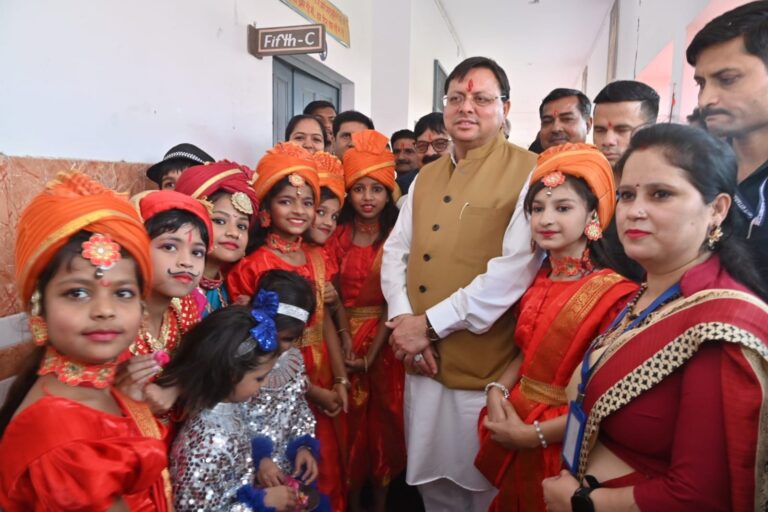 सीएम धामी ने किया स्मार्ट रूम का लोकार्पण, छात्रों को दिया समय के सदुपयोग का संदेश
