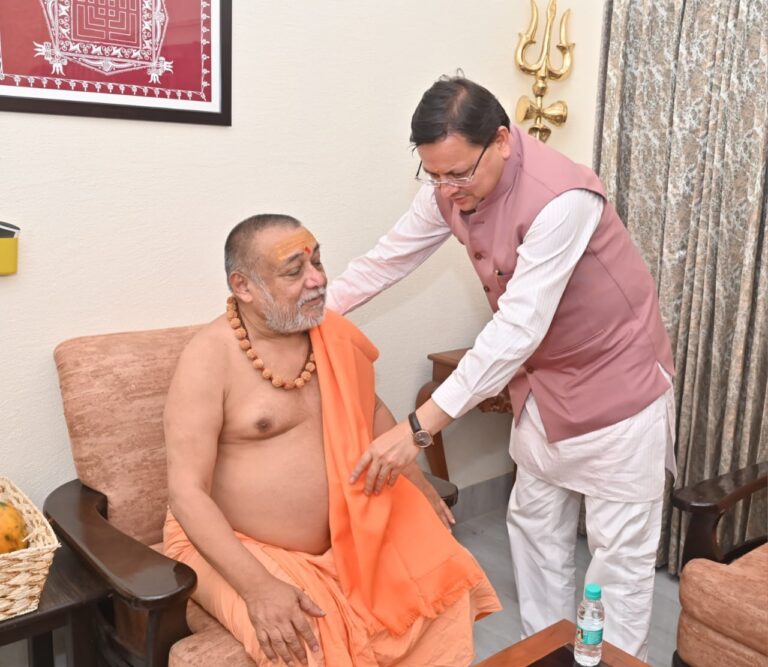 मुख्यमंत्री पुष्कर सिंह धामी ने लिया शंकराचार्य राजराजेश्वराश्रम का आशीर्वाद