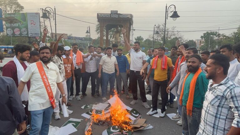 पहलगाम में हिंदुओं की हत्या पर फूटा गुस्सा, हरिद्वार में पाकिस्तान के खिलाफ सड़कों पर उतरा जनसैलाब