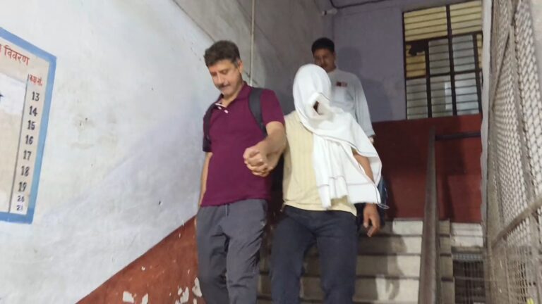 हरिद्वार में महिला पटवारी मोनिका का सहायक अनुज 4500 की रिश्वत लेते रंगे हाथ गिरफ्तार, दाखिल खारिज के नाम पर मांगे थे रुपये