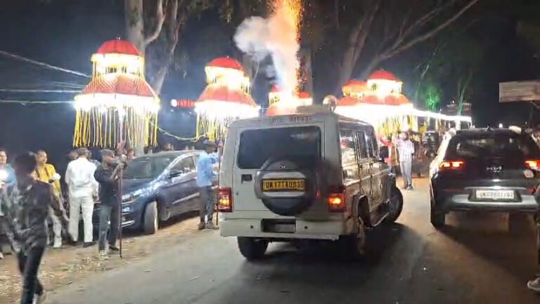 रुड़की में सरकारी गाड़ी पर आतिशबाज़ी, शासन की साख पर सवाल