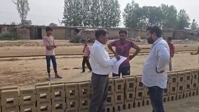 ईंट भट्ठे पर बंधक मजदूरों की जांच करने पहुंचे नायब तहसीलदार