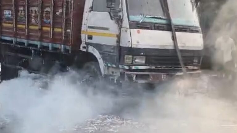 हरिद्वार के सलेमपुर में चलते कबाड़ भरे ट्रक में लगी भीषण आग, फायर ब्रिगेड ने समय रहते पाया काबू