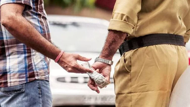 ब्रेकिंग: रिश्वत लेते रंगे हाथ गिरफ्तार हुआ चौकी इंचार्ज!