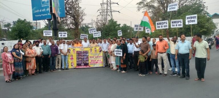 पहलगाम आतंकी हमले के विरोध में शिक्षकों ने हरिद्वार में निकाला कैंडल मार्च