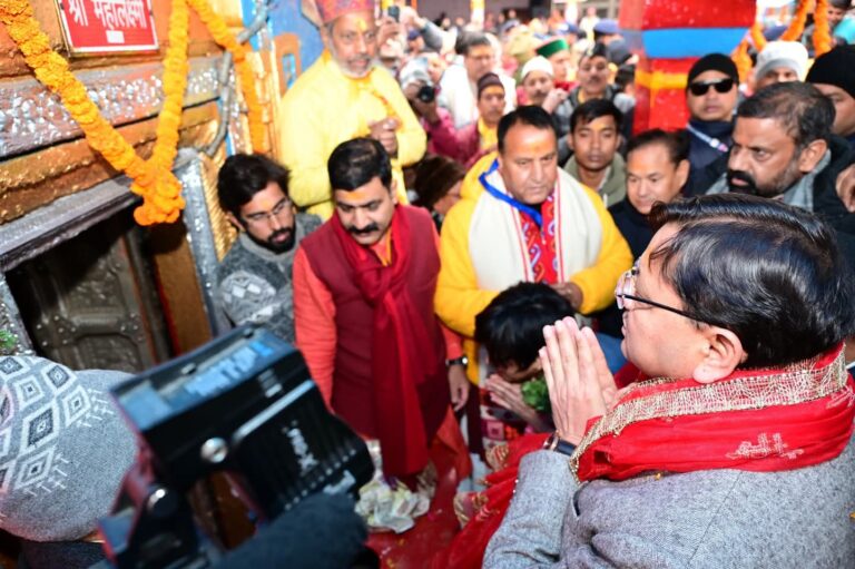 बद्रीनाथ धाम के कपाट खुले, मुख्यमंत्री धामी ने की महाभिषेक पूजा और लिया व्यवस्थाओं का जायजा
