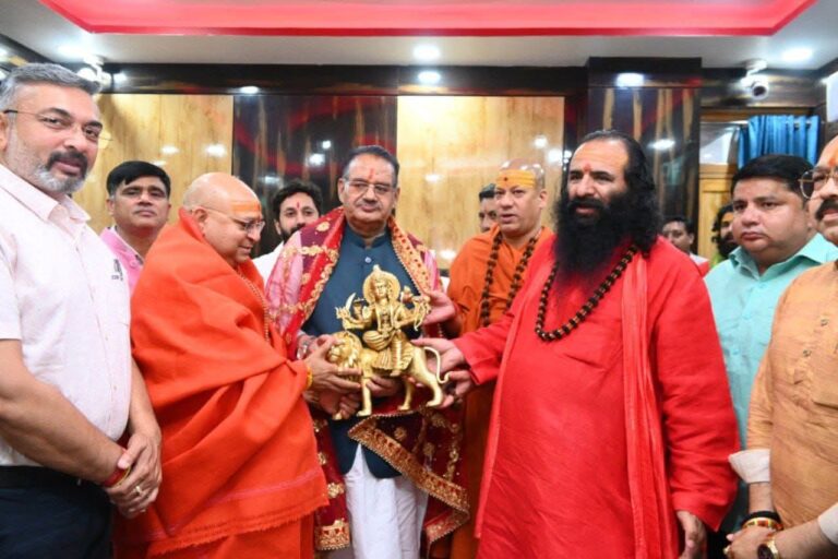 जगतगुरु आश्रम वार्षिकोत्सव में शामिल हुए कैबिनेट मंत्री जोशी, संतों से कुंभ को लेकर हुई आध्यात्मिक चर्चा