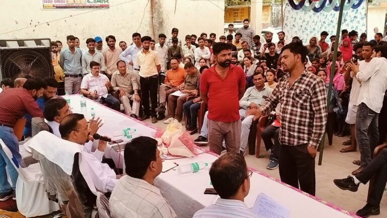 “जनता दरबार में डीएम ने सुनीं ग्रामीणों की समस्याएं, गैरहाजिर अधिकारियों पर गरजे – कारण बताओ नोटिस जारी”