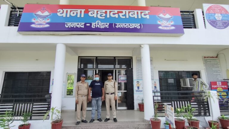 बहादराबाद के कन्या स्कूल में शर्मनाक हरकत: नशे में धुत क्लर्क ने महिला अध्यापिका से की अभद्रता, गिरफ्तार”