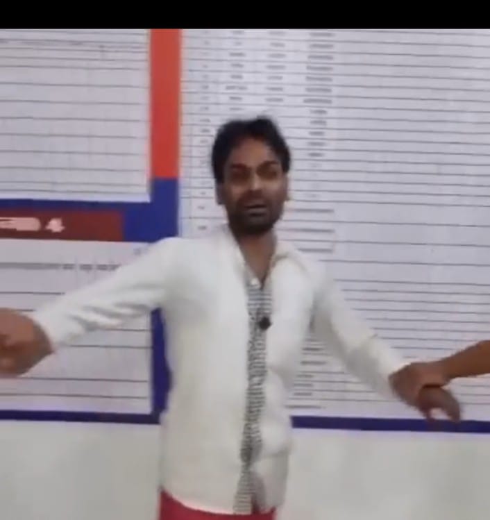 “पाक प्रेम में फंसा साजिद: देशद्रोही स्टेटस ने पहुंचाया सलाखों के पीछे”