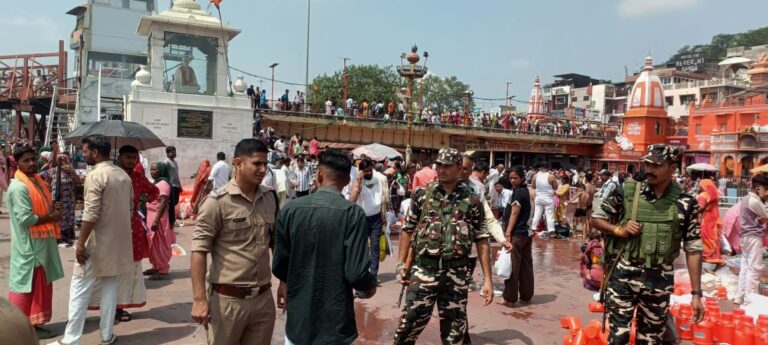 हर की पैड़ी और आसपास के घाटों पर चला संघन चेकिंग अभियान, संदिग्धों की हो रही जांच