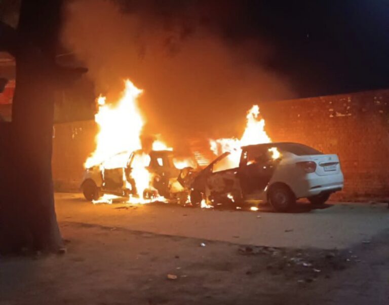मालनपुरा में आधी रात को मचा हड़कंप, कार में शॉर्ट सर्किट से लगी आग ने कई वाहनों को किया खाक