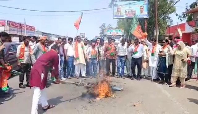 विवाद के बाद उबाल: भाजपा कार्यकर्ताओं ने विधायक उमेश कुमार का फूंका पुतला