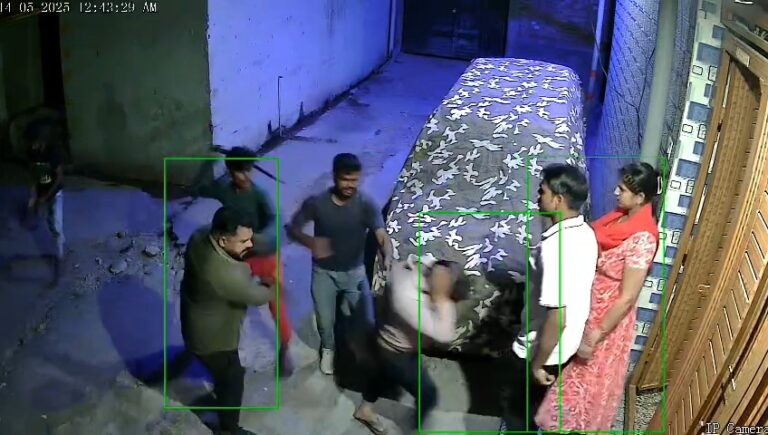 पथरी थाना क्षेत्र के धनपुरा गांव में दबंगों का आतंक, युवक की बेरहमी से पिटाई – घटना सीसीटीवी में कैद
