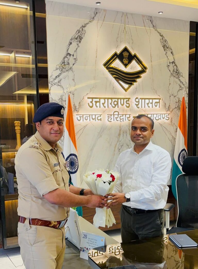 एसएसपी प्रमेन्द्र सिंह डोबाल ने नवनियुक्त जिलाधिकारी मयूर दीक्षित से की शिष्टाचार भेंट