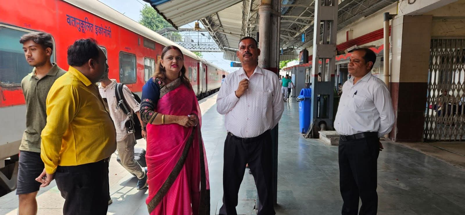 चारधाम यात्रा विशेष: पूजा नंदा ने रेलवे स्टेशन पर व्यवस्थाओं का लिया जायजा, दिए जरूरी निर्देश