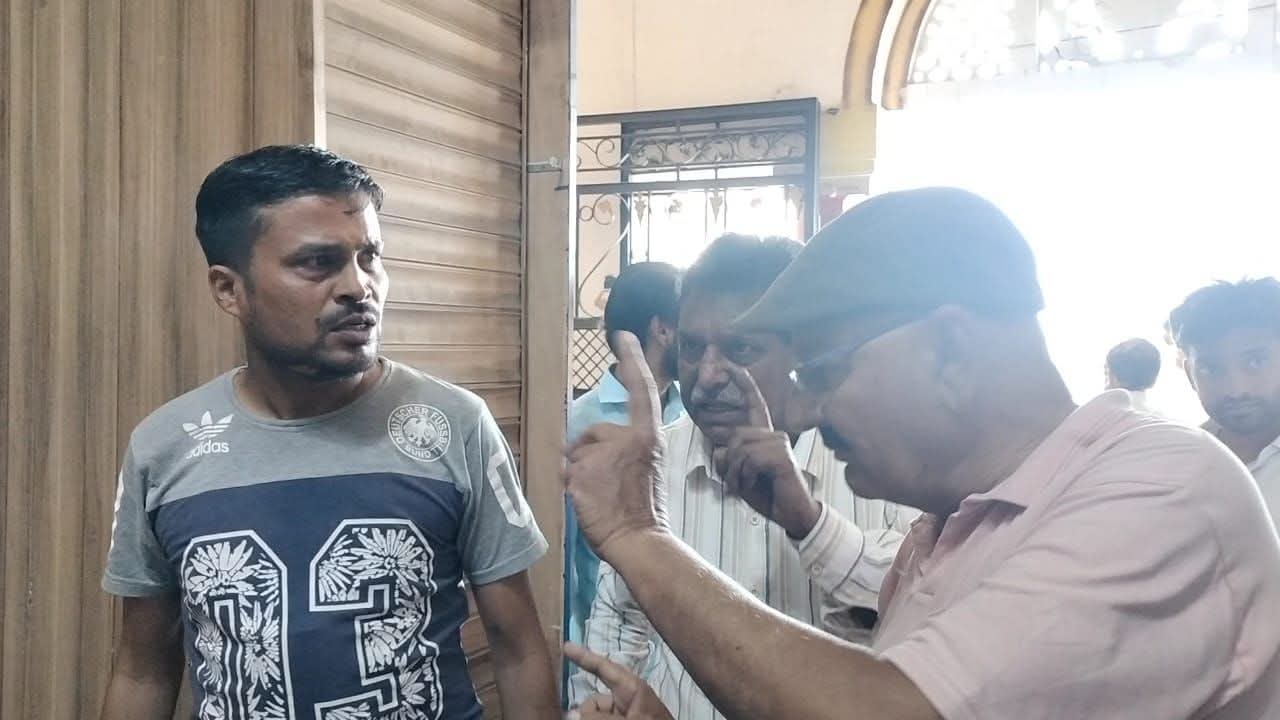 नगर निगम कार्यालय में सरेआम गुंडागर्दी: किरायेदार दुकानदार ने कर्मचारी को पीटा, निगम में हंगामा, कार्रवाई न होने पर कार्य बहिष्कार की चेतावनी