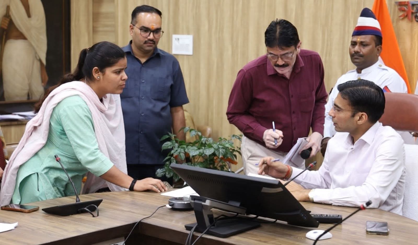डीएम सविन बंसल की सख्ती का असर: डीसीबी बैंक ने विधवा महिला को लौटाए संपत्ति के कागज़, 15.50 लाख का ऋण किया शून्य