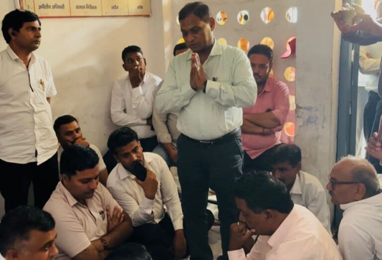 भगवानपुर में अधिवक्ताओं की हड़ताल पर सुलह का अंत: नायब तहसीलदार ने सार्वजनिक रूप से मांगी माफ़ी, वकीलों ने चेतावनी के साथ समाप्त किया धरना