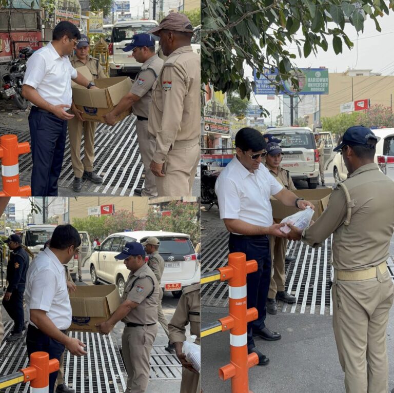 “चारधाम यात्रा में मुस्तैद जवानों का बढ़ाया हौसला: एसएसपी ने वितरित किए पानी, बिस्किट व फल”