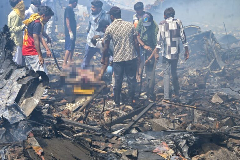 “अहमदाबाद विमान हादसा: 274 की मौत, 100 से ज्यादा मजदूर उठा रहे हैं मलबा, पूरे शहर में मातम”