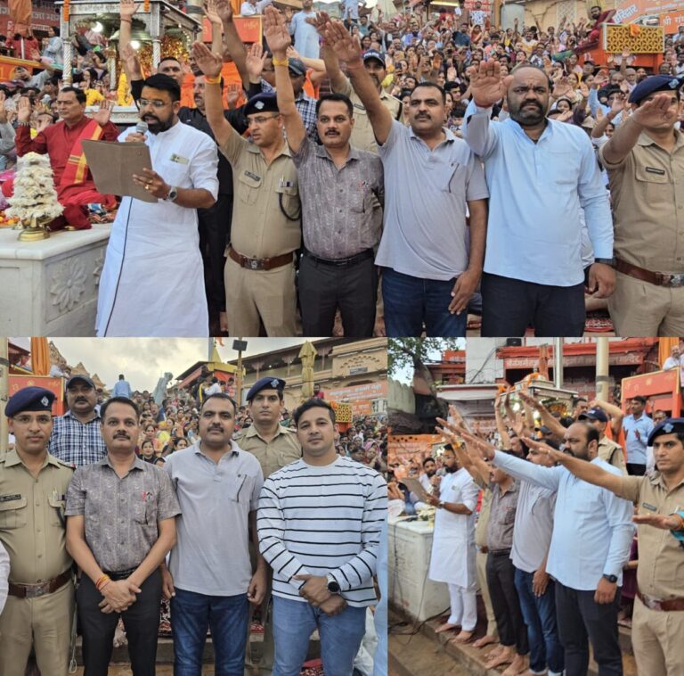 नशा मुक्त भारत पखवाड़ा: ANTF हरिद्वार व हरकी पैड़ी पुलिस ने गंगा आरती स्थल पर दिलाई श्रद्धालुओं को नशामुक्ति की शपथ