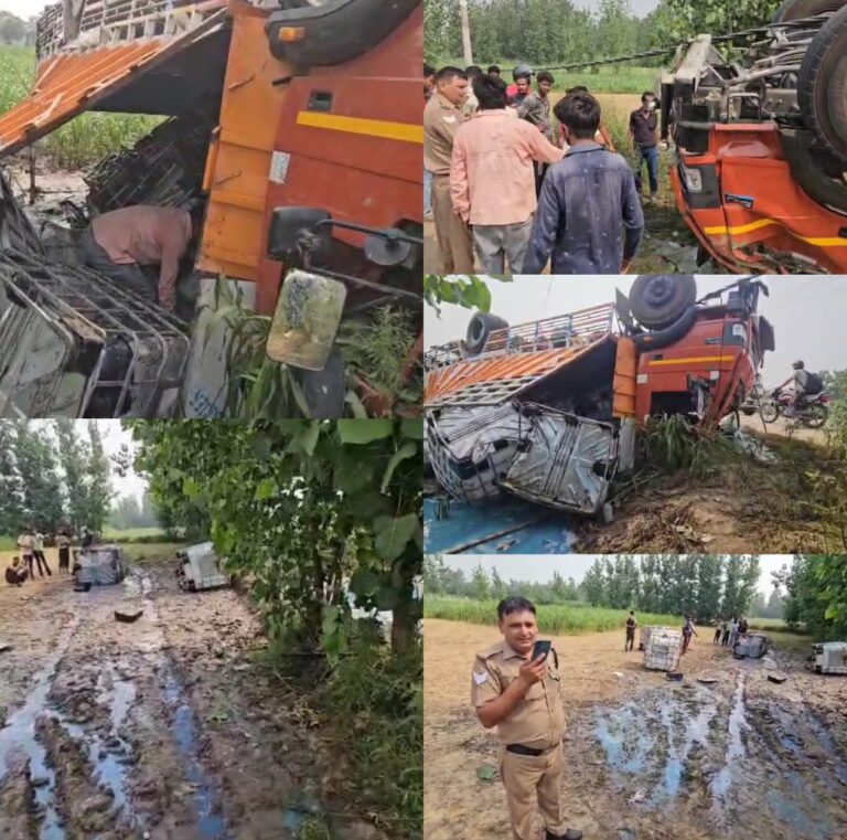 विद्युत पोल से टकराकर खेत में पलटा शैंपू से भरा ट्रक, ग्रामीणों में मची शैंपू भरने की होड़