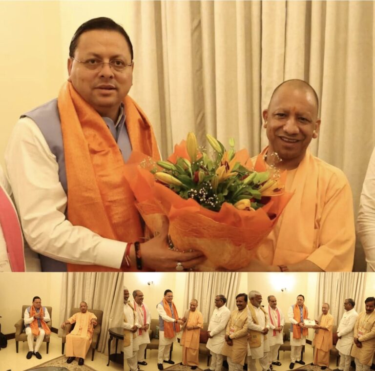 उत्तराखंड के मुख्यमंत्री पुष्कर सिंह धामी ने वाराणसी में की मुख्यमंत्री योगी आदित्यनाथ से भेंट, भेंट किया चारधाम का पवित्र प्रसाद