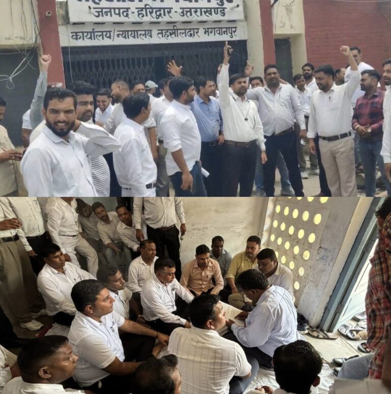 नायब तहसीलदार के बयान से आक्रोशित अधिवक्ताओं ने तहसील कार्यालय पर जड़ा ताला, धरने पर बैठे