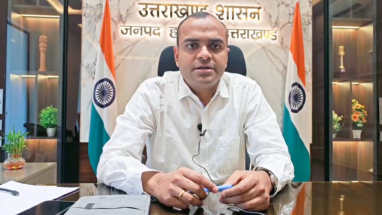 डीएम मयूर दीक्षित का निर्देश: सभी कार्मिक समय से कार्यालय पहुंचें, भ्रष्टाचार पर होगी सख्त कार्रवाई