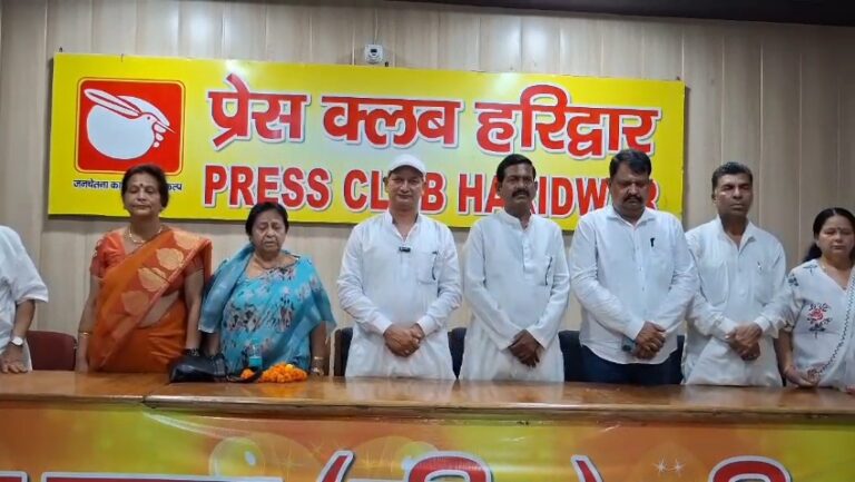 अहमदाबाद विमान दुर्घटना: वरिष्ठ कांग्रेसी नेताओं ने मौन रखकर दी श्रद्धांजलि