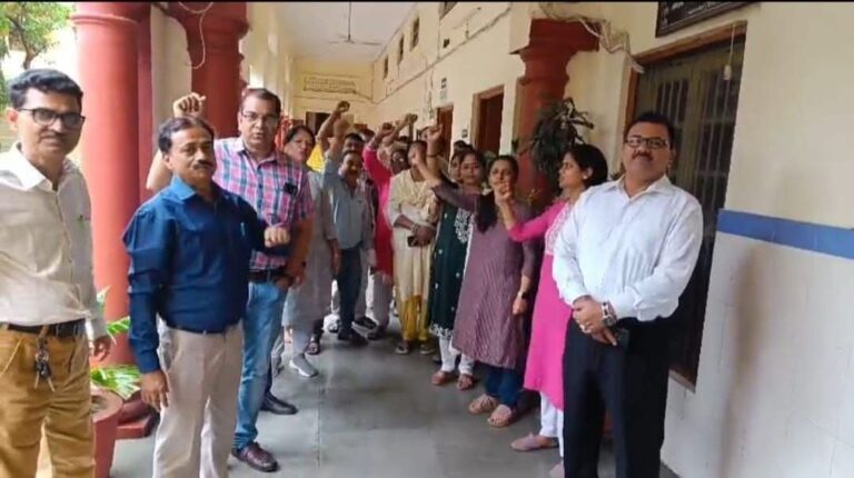 “चार महीने से वेतन न मिलने पर भड़के शिक्षक: आयुर्वेद विश्वविद्यालय के तीनों परिसरों में जोरदार विरोध प्रदर्शन, ट्रेजरी व्यवस्था बहाल करने की उठी मांग”