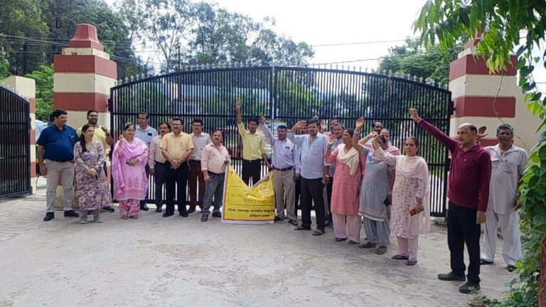 हरिद्वार: आयुर्वेद विश्वविद्यालय में वेतन भुगतान को लेकर उग्र हुआ कर्मचारियों का आंदोलन, ओपीडी बंद, तालाबंदी व नारेबाजी