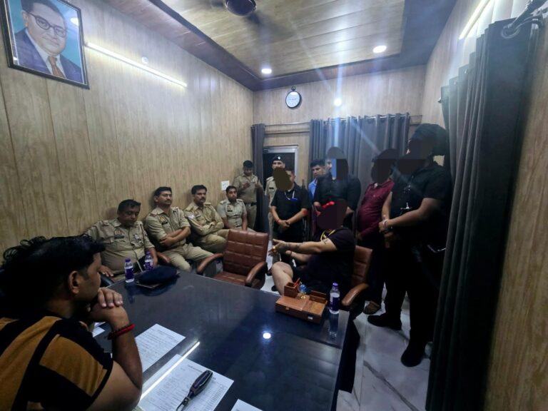 धामपुर के रेस्टोरेंट में झगड़ा कर हथियारों संग फरार हुए स्कॉर्पियो सवार 6 युवक चंडीघाट बैरियर पर पुलिस की घेराबंदी में दबोचे, पूछताछ के बाद धामपुर पुलिस को सौंपा गया