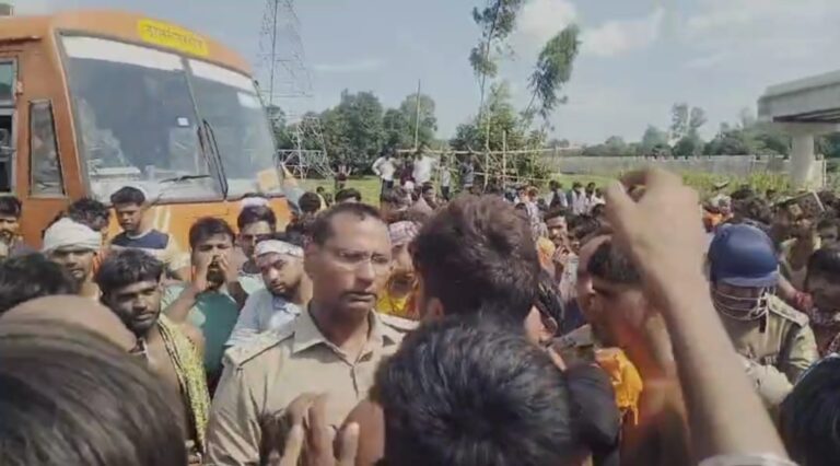 “हरिद्वार में कांवड़ से टकराई बाइक, गंगाजल खंडित होते ही फूटा श्रद्धालुओं का गुस्सा — हाईवे पर जाम, पुलिस ने किया लाठीचार्ज, तीन उपद्रवी हिरासत में”