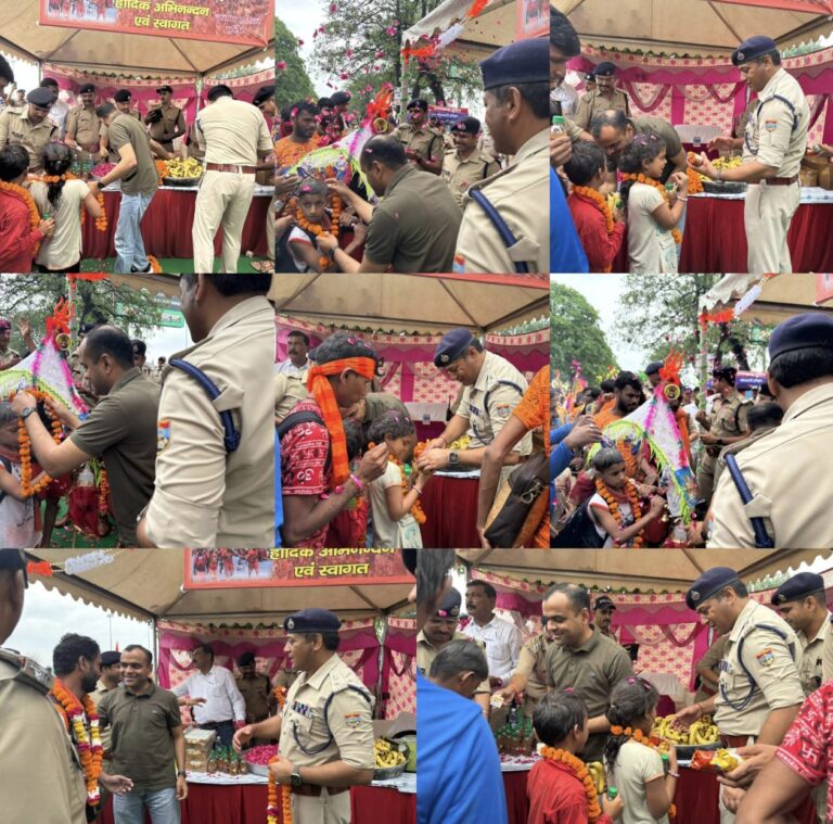 भारी बारिश में भी सेवा को समर्पित प्रशासन: डीएम मयूर दीक्षित व एसएसपी प्रमेन्द्र डोबाल ने कांवड़ मार्ग का किया निरीक्षण, श्रद्धालुओं का किया स्वागत व सेवा