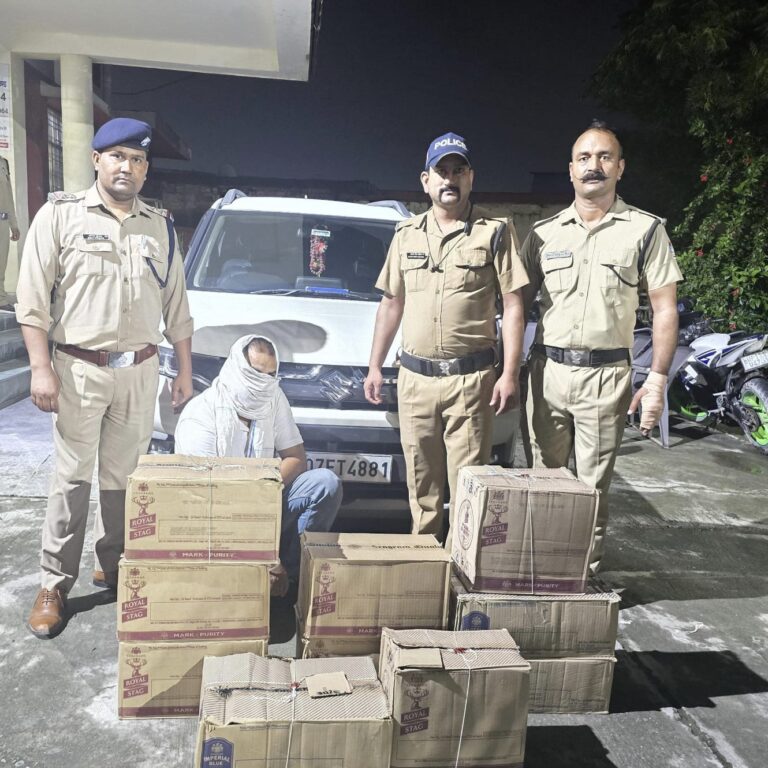पंचायत चुनाव से पहले दून पुलिस की बड़ी कार्रवाई: मतदाताओं को लुभाने की साजिश नाकाम, लग्जरी कार व स्कूटी से 12 पेटी अवैध अंग्रेज़ी शराब बरामद, दो तस्कर गिरफ्तार