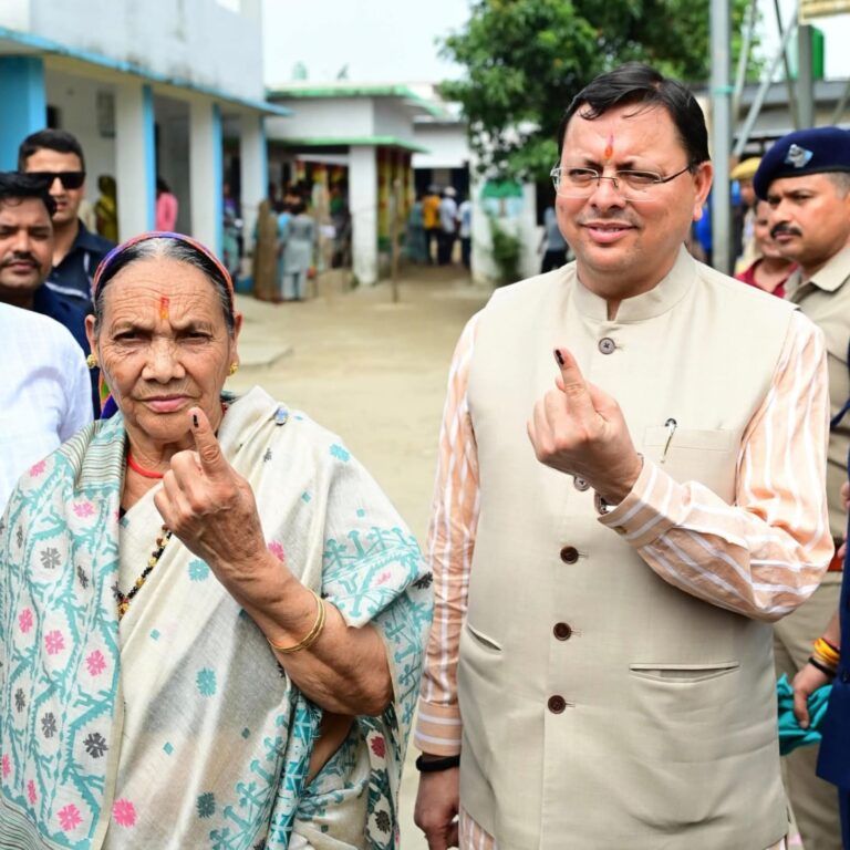 “मुख्यमंत्री पुष्कर सिंह धामी ने मां के साथ किया मतदान, पंचायतों को सशक्त बनाने के लिए ग्रामीणों से की उत्साहपूर्वक वोटिंग की अपील”