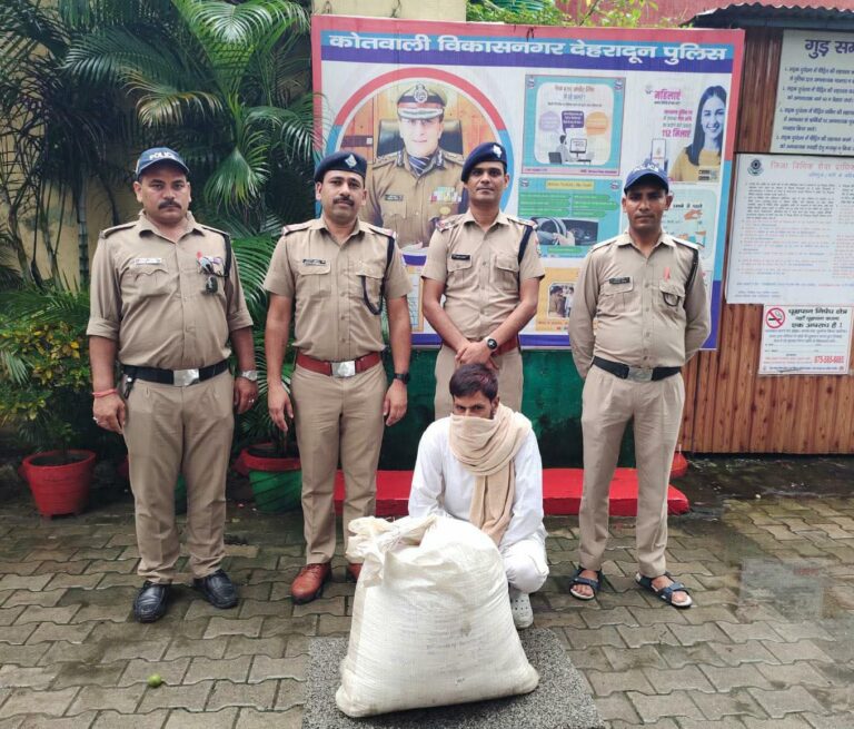 “ड्रग्स फ्री देवभूमि अभियान की बड़ी सफलता: देहरादून पुलिस ने ढालीपुर पुल से 31 किलो डोडा पाउडर के साथ तस्कर को धर दबोचा”