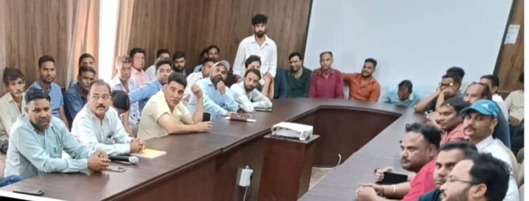 “रुड़की नगर निगम में बवाल: पार्षद के देवर की अभद्रता से भड़के कर्मचारी, हड़ताल पर उतरे, शुक्रवार से शहर की सफाई व्यवस्था ठप करने की चेतावनी”