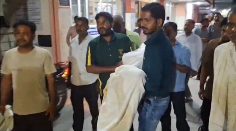 रामकृष्ण मिशन अस्पताल पर उठा सवाल: गार्ड की जिद में परिजनों ने कंधों पर उठाया बेटी का शव, सीएमओ ने दिए जांच के आदेश