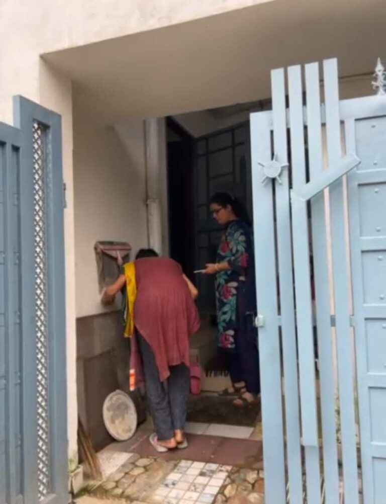 “देहरादून में जिलाधिकारी जयभारत सिंह की संवेदनशील पहल – बेसुध हालत में सड़क किनारे मिली महिला को आपदा कंट्रोल टीम व पुलिस की मदद से सुरक्षित उनके घर पहुंचाया गया, परिजनों ने जताया आभार”