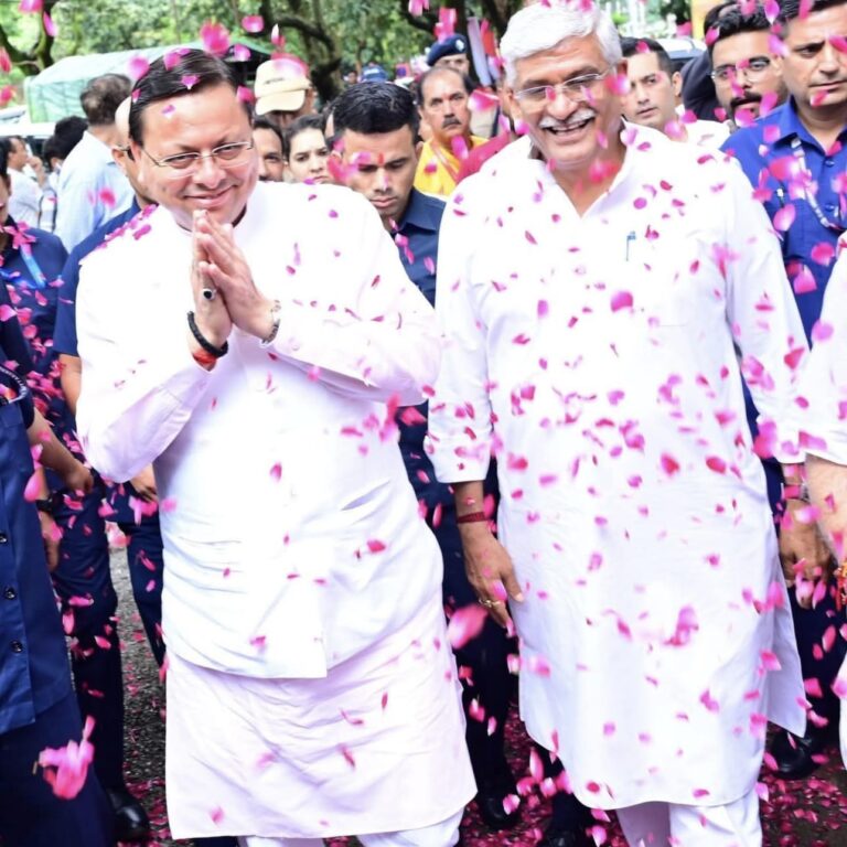 “देहरादून में रक्षाबंधन समारोह 2025: मुख्यमंत्री धामी और केंद्रीय मंत्री शेखावत ने दी बहनों को सशक्तिकरण की सौगात, महिलाओं से सीधे संवाद की अपील”