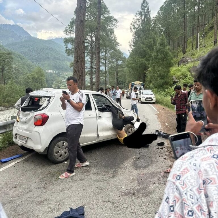 उत्तरकाशी में दर्दनाक सड़क हादसा: चलती कार से सिर बाहर निकालना पड़ा जानलेवा, यूटिलिटी वाहन की चपेट में आकर कटा सिर, मौके पर ही चालक की दर्दनाक मौत