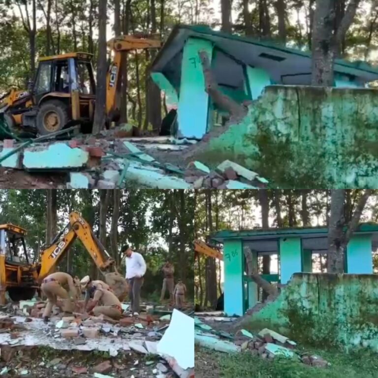 💥 मुख्यमंत्री पुष्कर सिंह धामी के सख्त निर्देश पर देहरादून प्रशासन की बड़ी कार्रवाई: जंगल की सरकारी जमीन पर बनी अवैध मजार बुलडोज़र से ध्वस्त, अतिक्रमणकारियों में मचा हड़कंप 💥