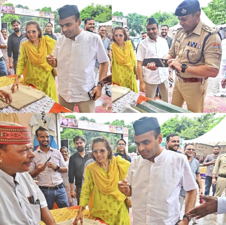 “हरिद्वार में आकांक्षा हाट का निरीक्षण: डीएम मयूर दीक्षित और एसएसपी प्रमेंद्र डोभाल ने महिला उत्पादों की सराहना कर खरीदी पारंपरिक पहाड़ी टोपी, आत्मनिर्भर भारत की दिशा में ‘संपूर्णता अभियान’ को बताया सशक्त पहल”